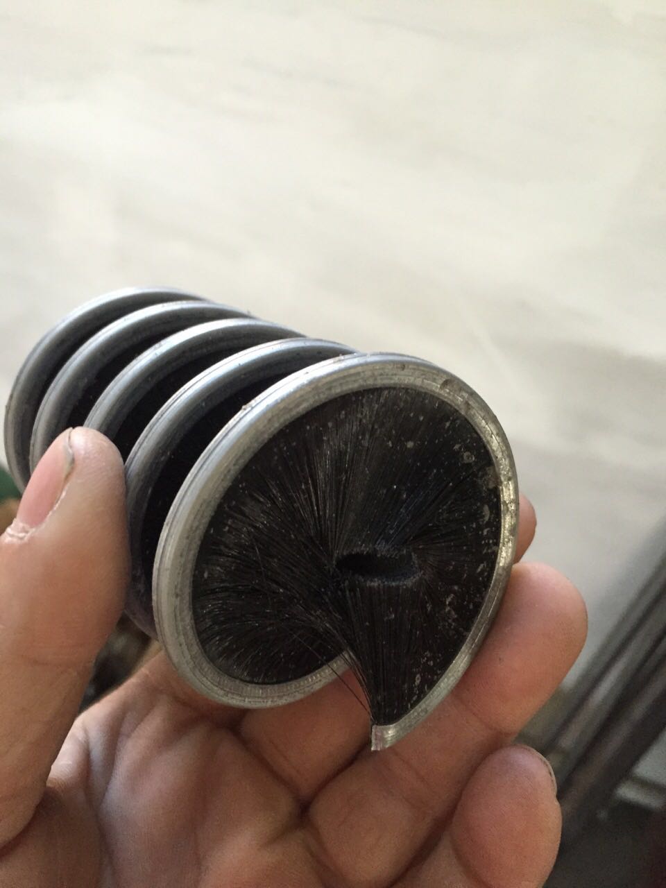 內繞彈簧刷